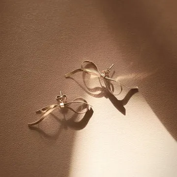 TIMI OF SWEDEN Juliette sløjfe studs øreringe guld vandtæt