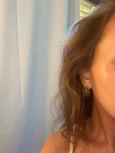 TIMI OF SWEDEN Carin Green Resin ørestikker guld grøn