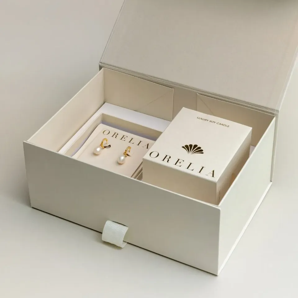 Orelia Pearl Drop Pavé Huggie øreringe gaveæske guld