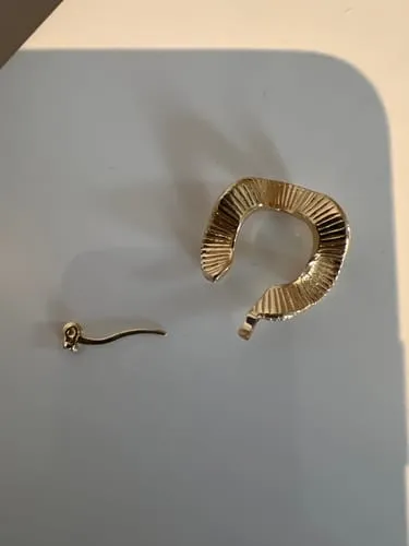 TIMI OF SWEDEN Zeina bølgede hoops messing guld 24 mm