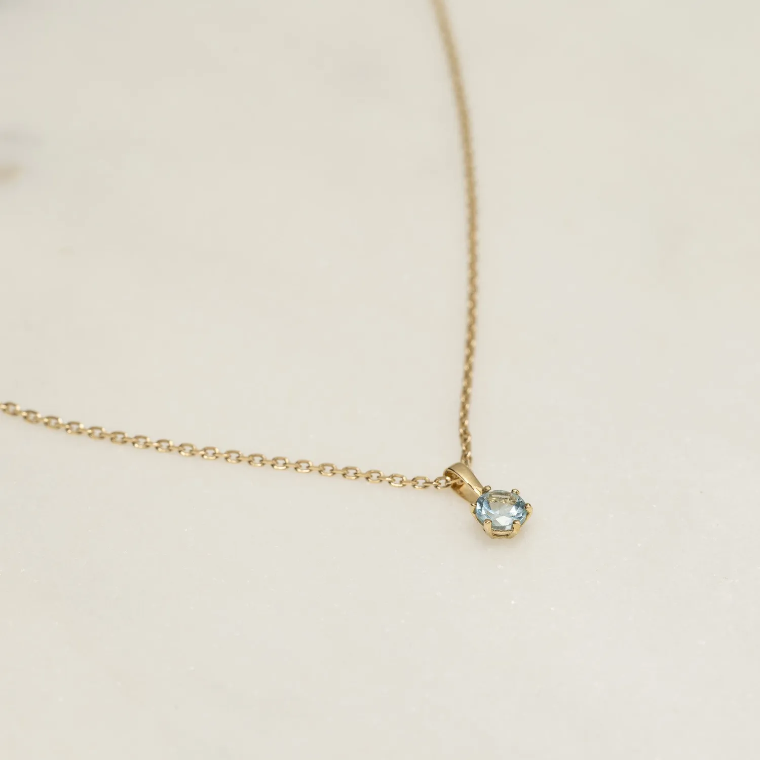 Sisi Copenhagen Soley Blue Topaz vedhæng 9kt guld 4mm