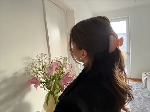 TIMI OF SWEDEN Molly hårclips marmor 8 cm gul