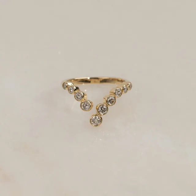 Sisi Copenhagen Graduating Bezel-Set V-design ring 14k guld 53