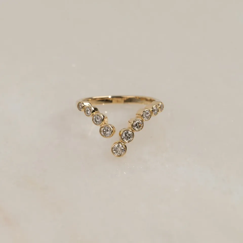 Sisi Copenhagen Graduating Bezel-Set V-design ring 14k guld 53