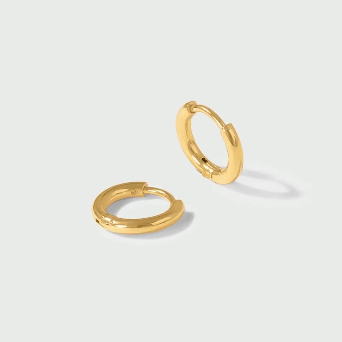 Orelia LUXE Huggie Hoop øreringe forgyldt vandfaste