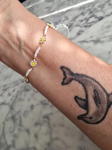 TIMI OF SWEDEN Astrid Daisy emaljearmbånd guld 17 cm