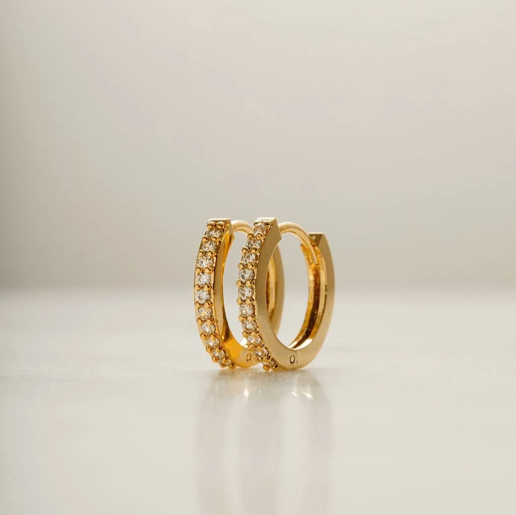 Orelia Pavé Huggie Hoop øreringe guld små med sten