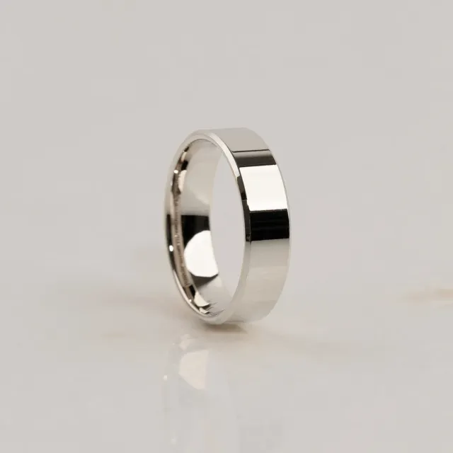 Sisi Copenhagen Beveled Flat Comfort vielsesring hvidguld 6mm