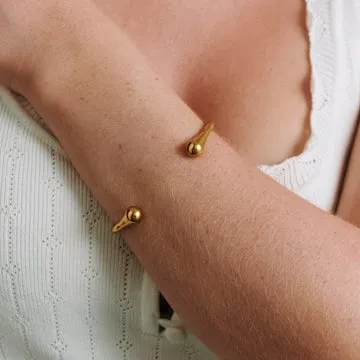 TIMI OF SWEDEN Petra Open Bangle armbånd guld rustfrit stål