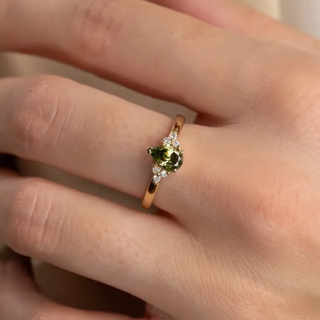Sisi Copenhagen Pear-Cut Triad ring 0,65ct grøn guld