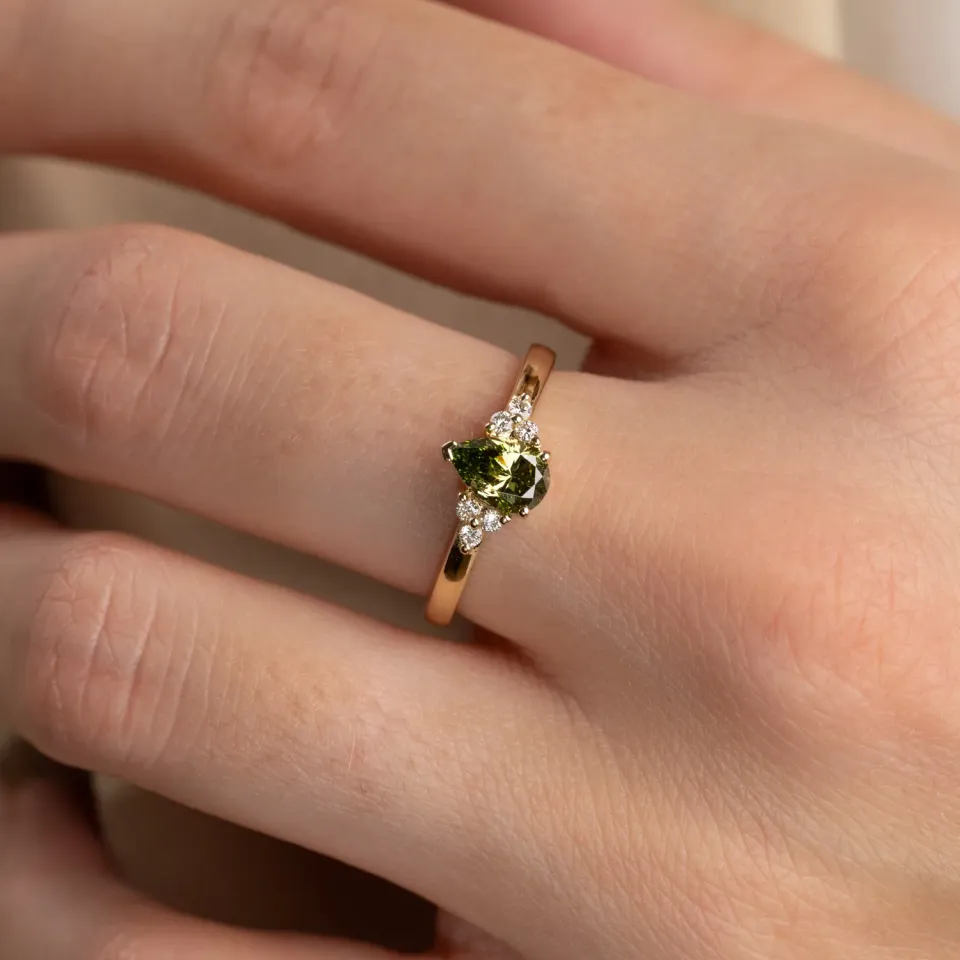 Sisi Copenhagen Pear-Cut Triad ring 0,65ct grøn guld