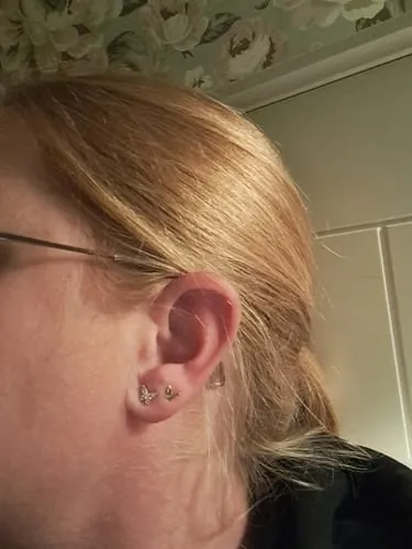 TIMI OF SWEDEN Liza Mini Butterfly ørestikker guld 6mm