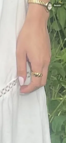 TIMI OF SWEDEN Bea ring croissant guld justerbar