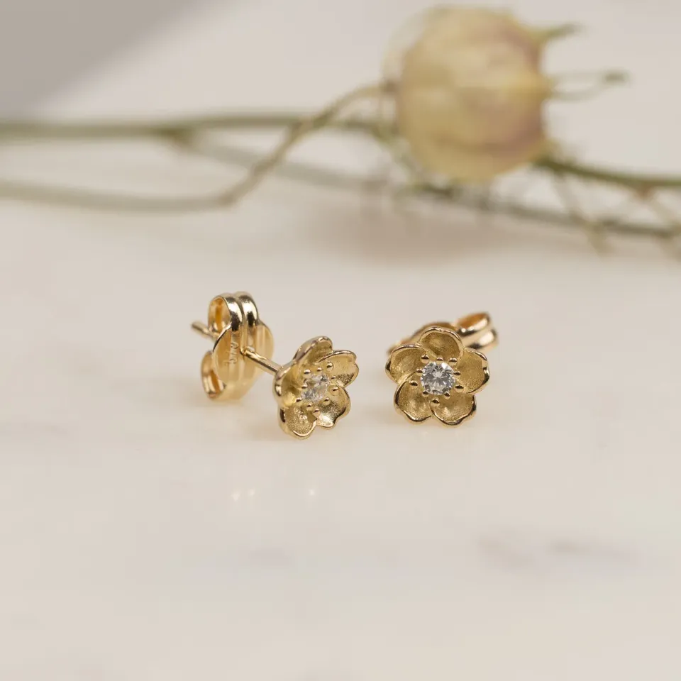 Sisi Copenhagen Clara ørestikker guld zirkon blomst