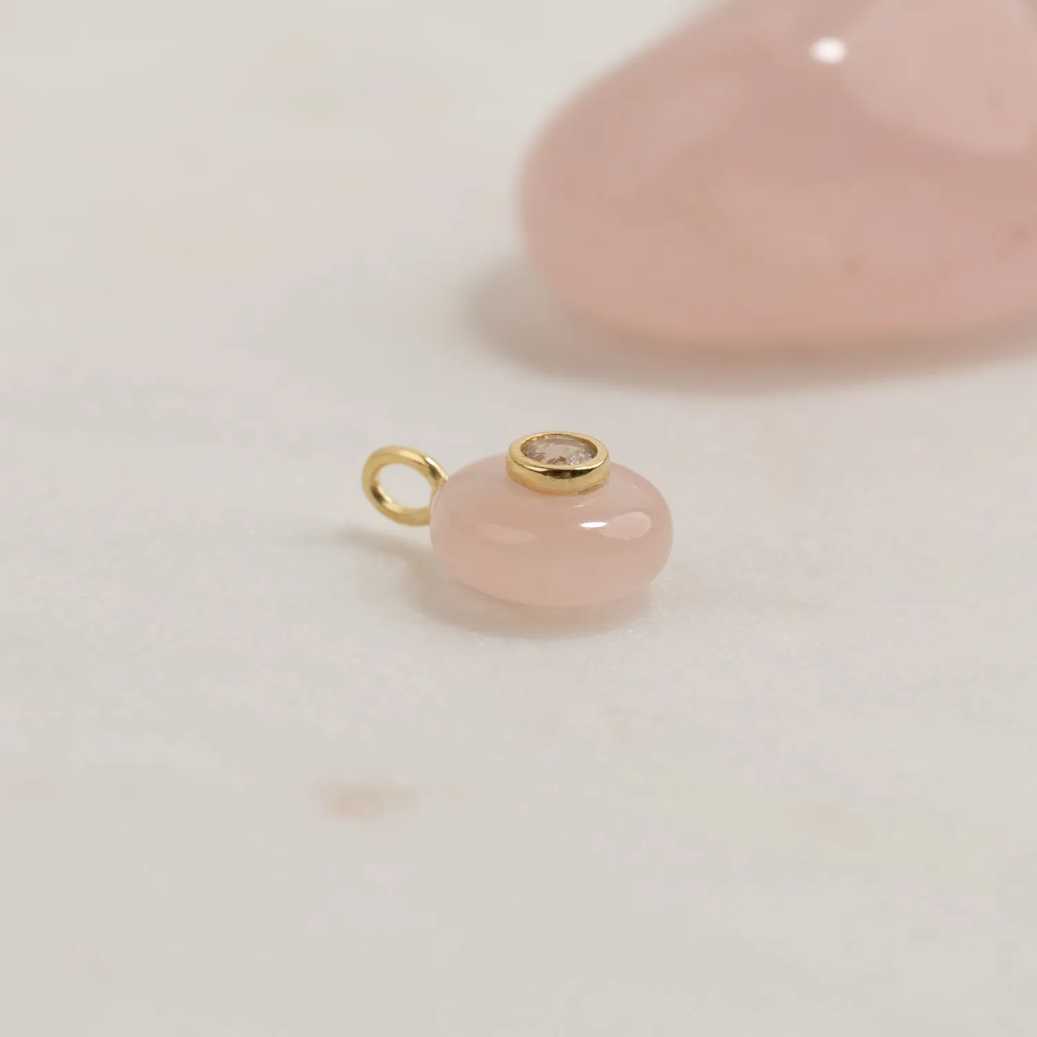 Sisi Copenhagen Amina Rose Quartz Golden Pendant vedhæng rosakvarts