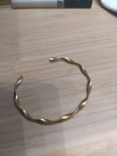 TIMI OF SWEDEN Juni twisted bangle armbånd guld