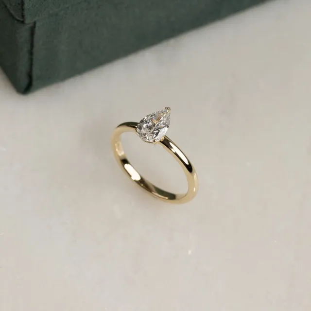Sisi Copenhagen Solitaire Pear-Cut ring 0,75 ct 14 kt guld