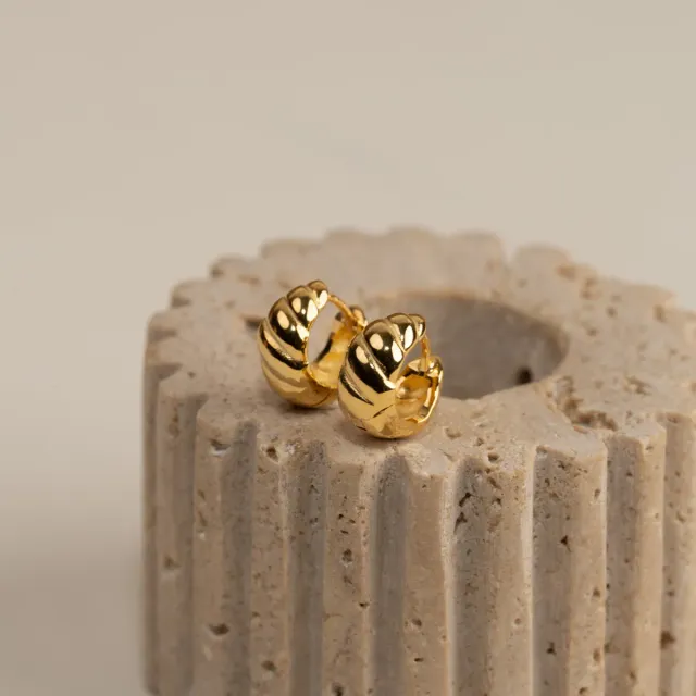 Sisi Copenhagen Ulrikka huggie øreringe forgyldt 10,5 mm